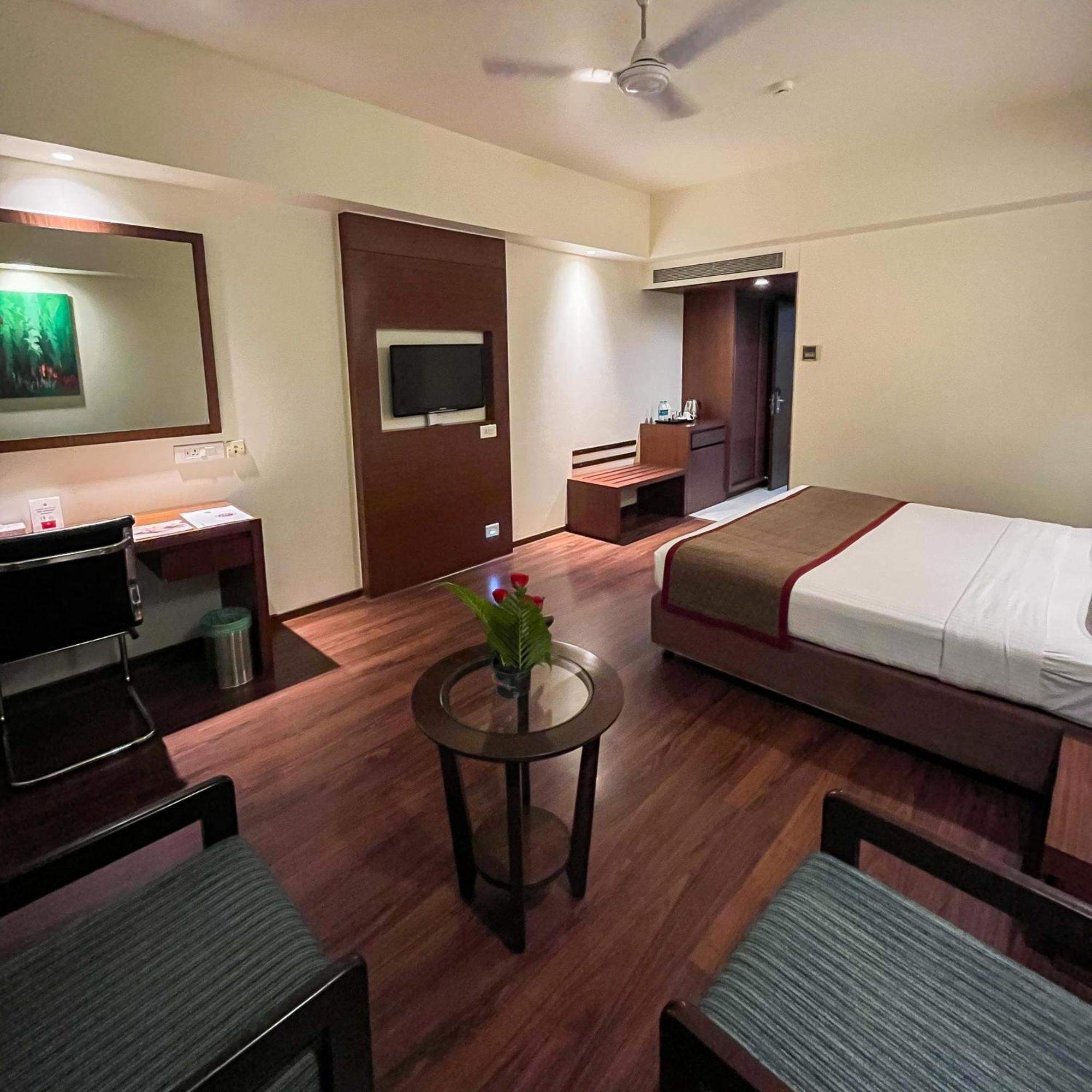 Hotel Ramee Panchshil Kolhapur Esterno foto