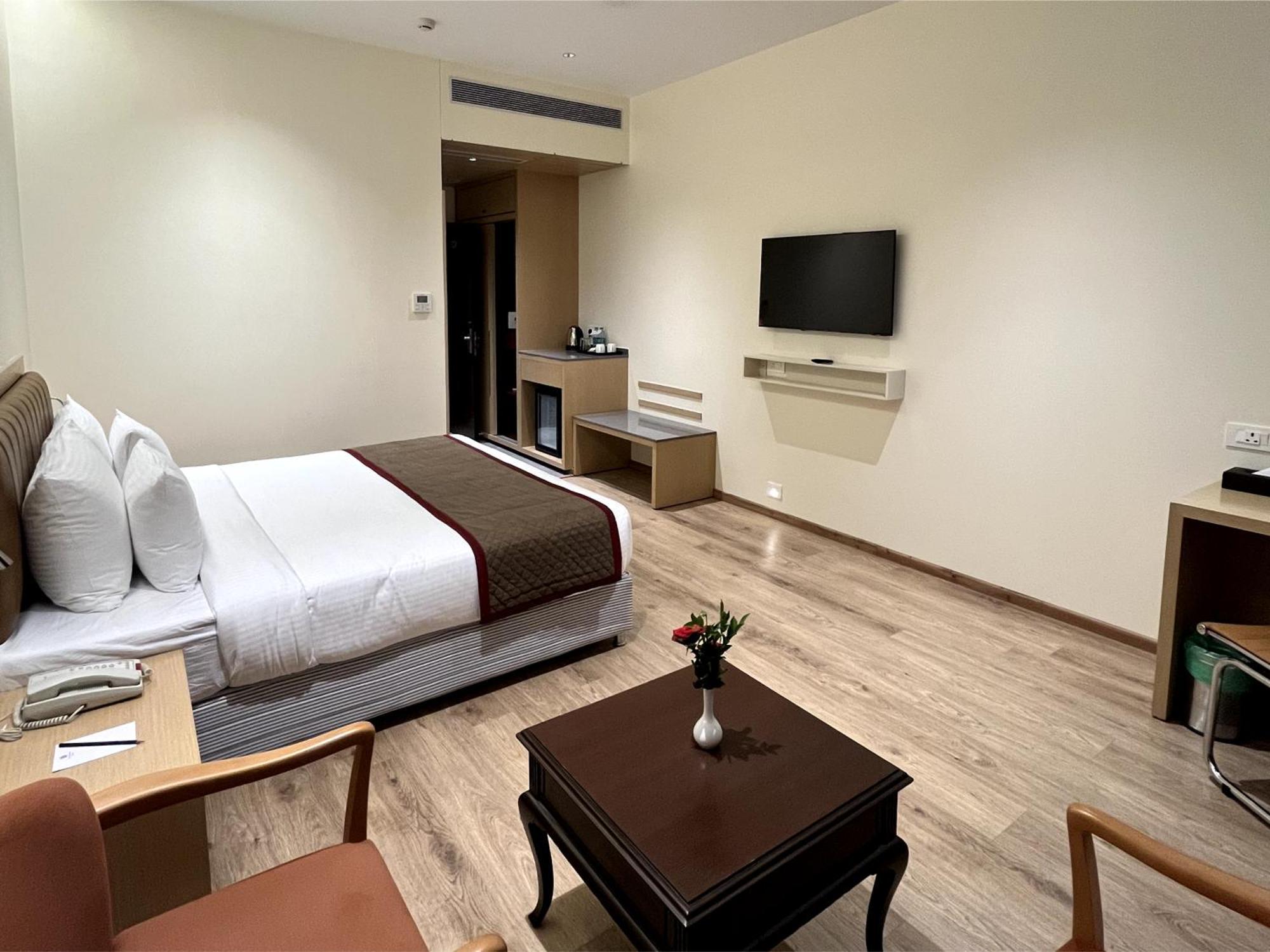 Hotel Ramee Panchshil Kolhapur Esterno foto