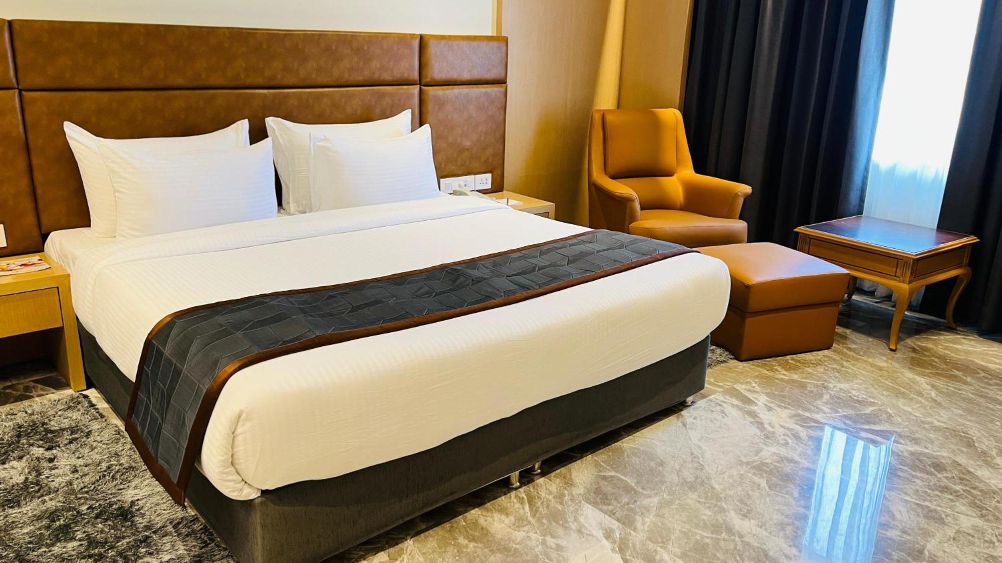 Hotel Ramee Panchshil Kolhapur Esterno foto